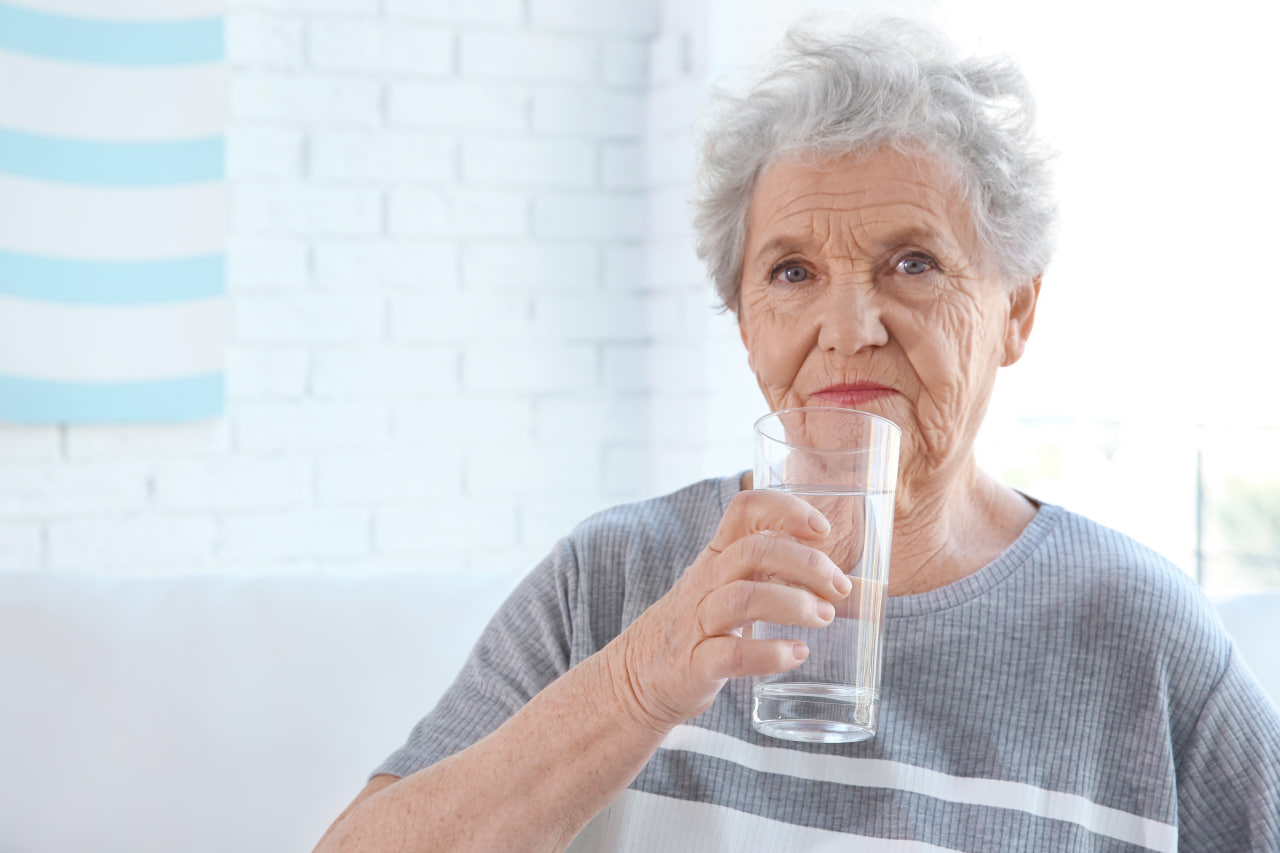 Пить воду пожилым. Пожилые пьют воду. Пенсионеры пьют воду. Пожилая женщина пьет воду из стакана. Фото пенсионеры пьют на работе.